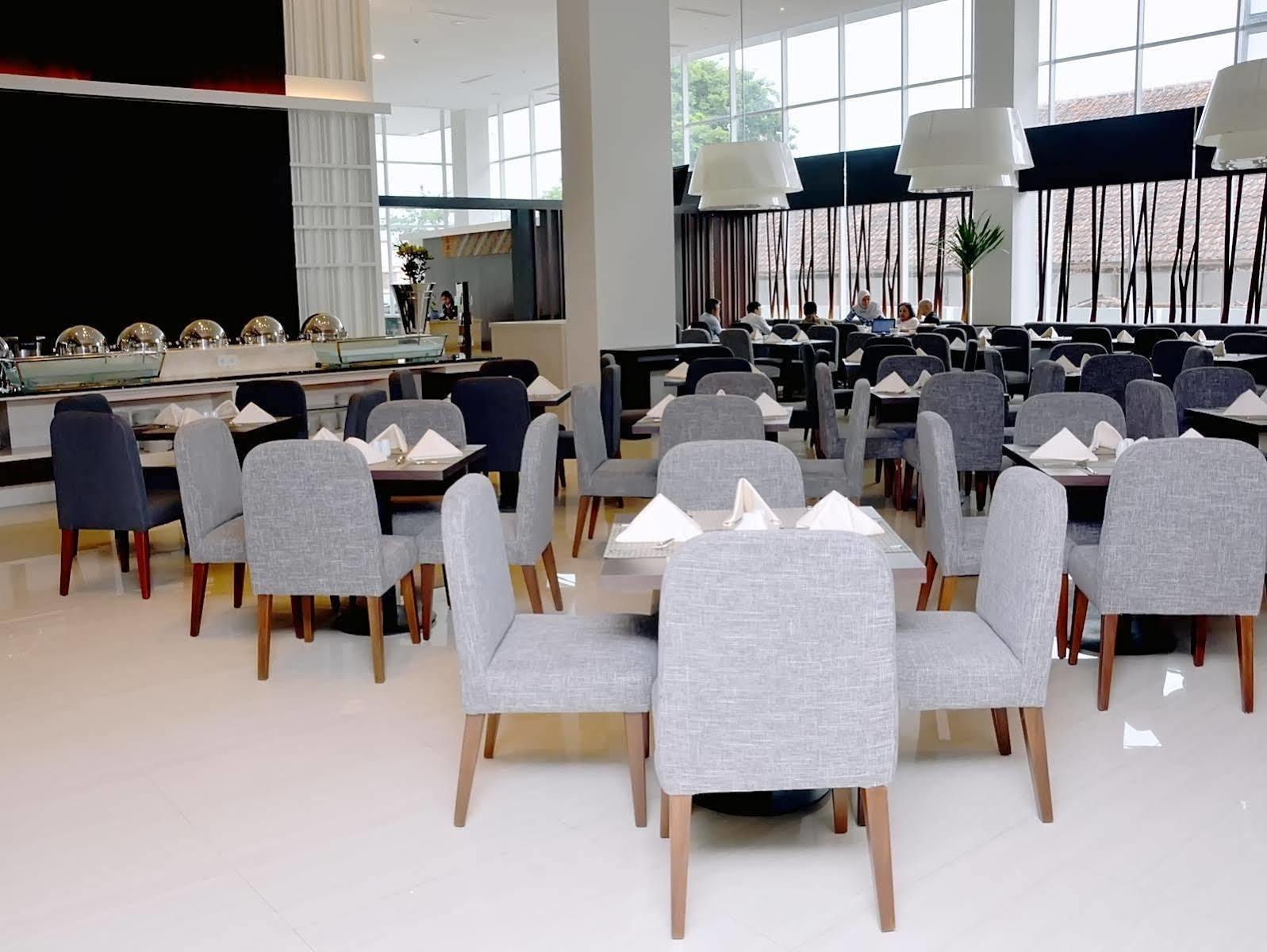 Hotel Santika Pekalongan Luaran gambar